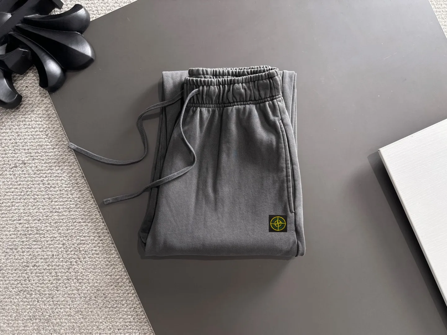 Next day shipment P360 Stone lsland/Stone Island Exclusively launches 25ss autumn and winter new high-quality trousers. Compare real-life details at will. Craftsmanship that ordinary small workshops cannot copy. Top-level ZP development. Unique imported fabric feel. Purely imported German machine production. Precision operation. Ten thousand needle density. A pair of trousers with rich details. You can see the development strength. A full set of new accessories are customized simultaneously. Simple yet elegant. Soft, delicate and comfortable. The upper body is versatile and fashionable. A perfect choice for autumn and winter. A must-have item. Loose fit. Please refer to the size chart when placing an order: S to XXL (or state your height and weight when placing an order)